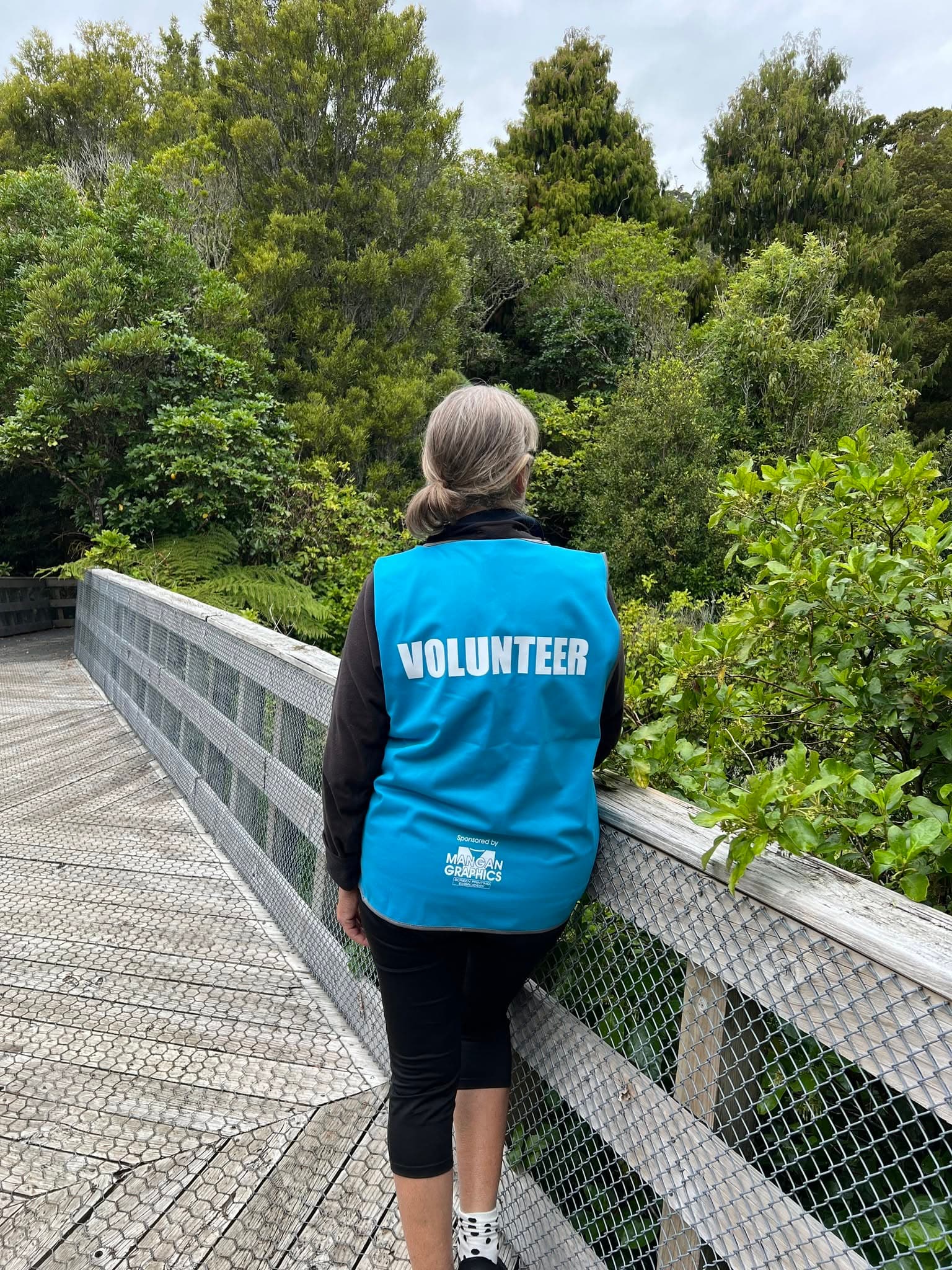 Volunteer in custom turquoise event vest